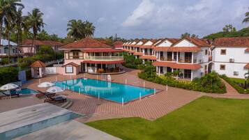 Außenpool, Sonnenschirme, Liegestühle