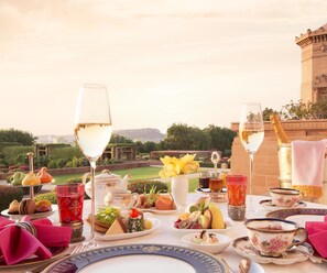 Dîner et souper servis sur place, vue sur le jardin 