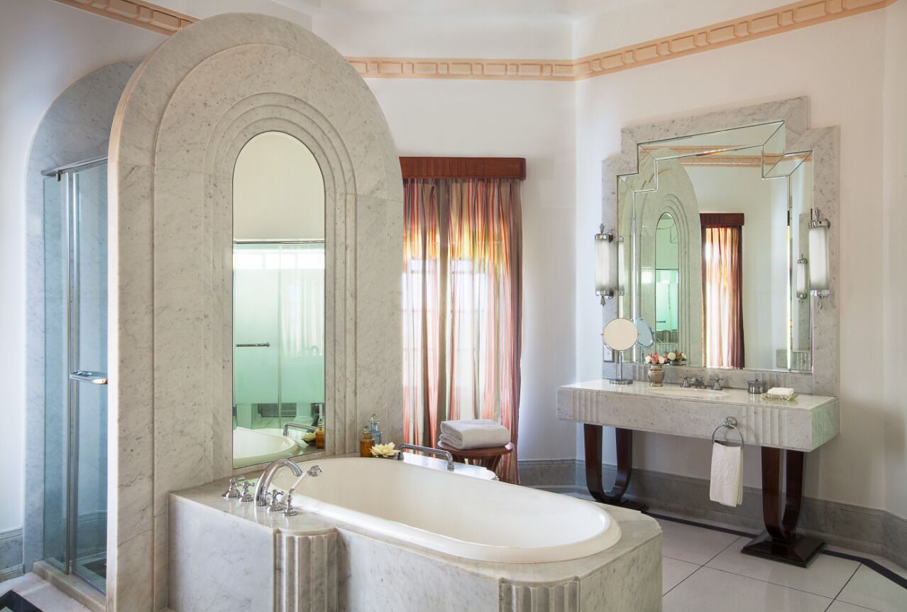 suite, 1 bedroom (historical) | bathroom | combined shower/bathtub, deep-soaking bathtub, designer toiletries