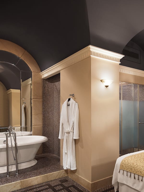 Couples treatment rooms, sauna, hot tub, steam room, body treatments