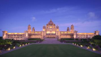 Majoituspaikan julkisivu illalla/yöllä