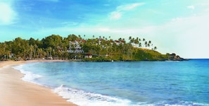 Privatstrand, Liegestühle, Sonnenschirme, Strandtücher