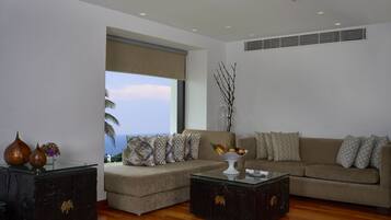 Presidentiële suite | Een minibar, een kluis op de kamer, een bureau, een laptopwerkplek