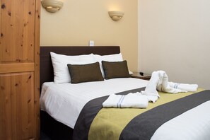 Chambre Double | Bureau, fer et planche à repasser, Wi-Fi gratuit, draps fournis