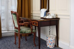 Family Room | Desk, iron/ironing board, free WiFi, bed sheets