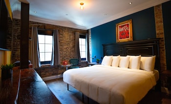 Premium Room, 1 King Bed | Egyptian cotton sheets, premium bedding, in-room safe at The Sohotel