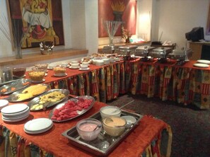 Breakfast and lunch served  - Hotel Sevilla (Mexico City)