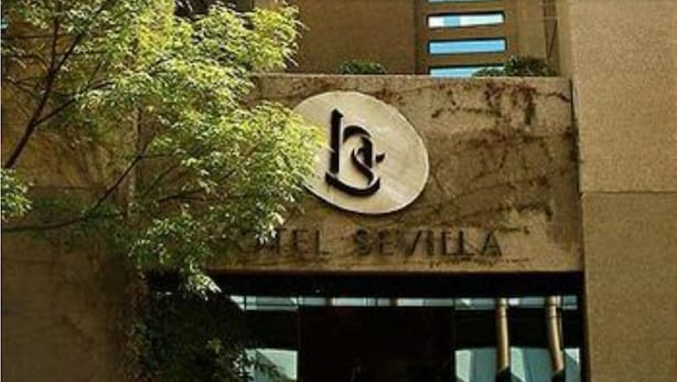 A building with a circular logo and the text "Hotel Sevilla" on the facade. - Hotel Sevilla (Mexico City)