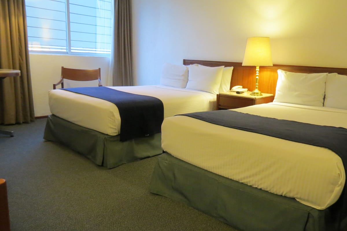 Kamar Double Standar | Brankas, meja kerja, tirai kedap cahaya, dan setrika/meja setrika