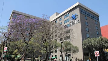 Vista frontal de la propiedad