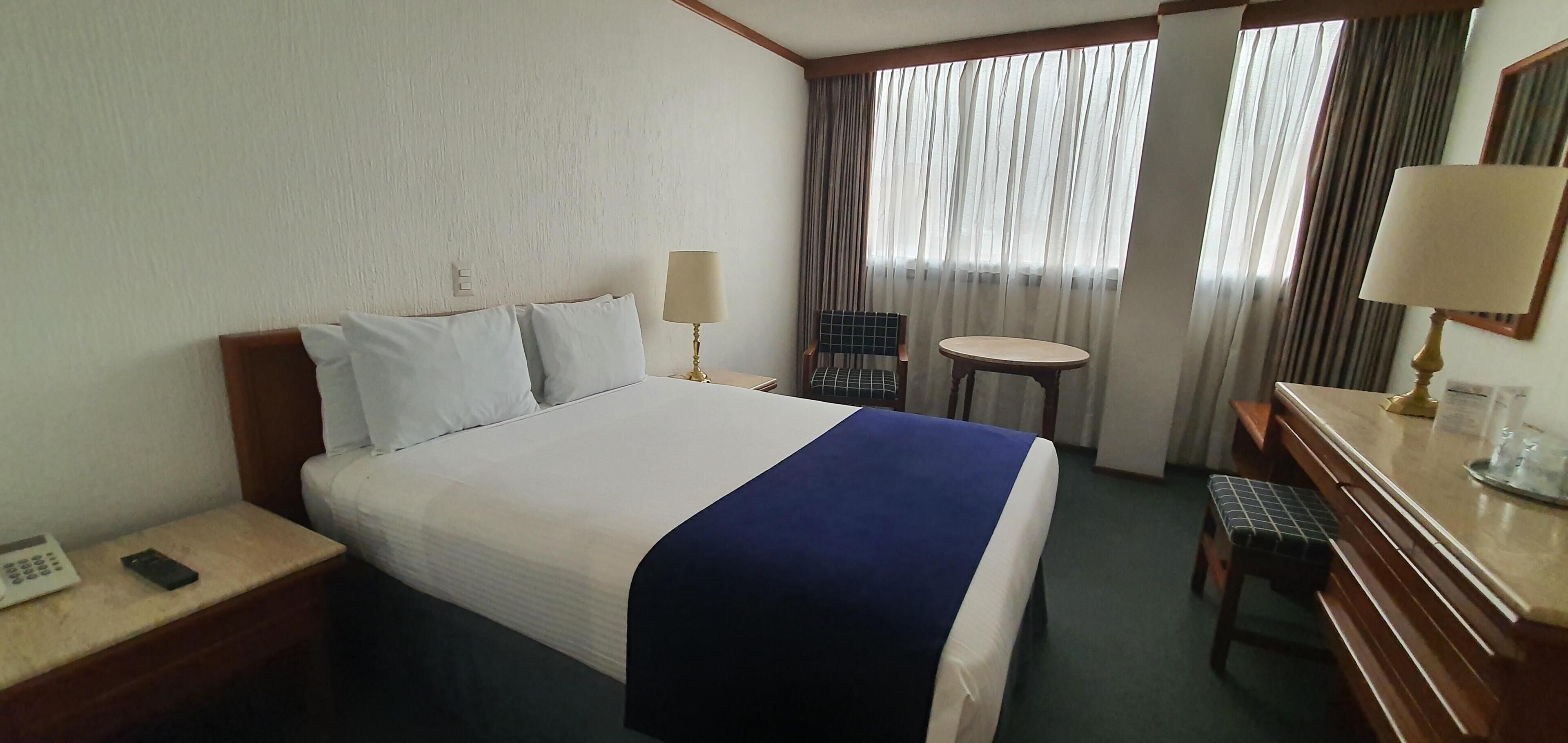 Safe på rommet, skrivebord, blendingsgardiner og strykejern/-brett