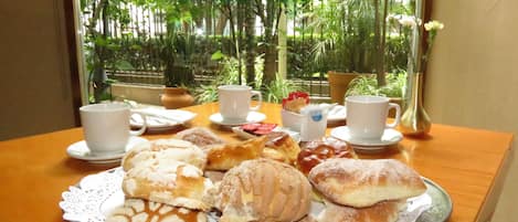 Desayuno completo (MXN 170 por persona)