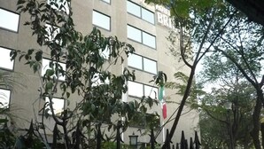 A building with multiple windows and a sign that reads "HOTEL BRIO". - Bristol Hotel (Mexico City)