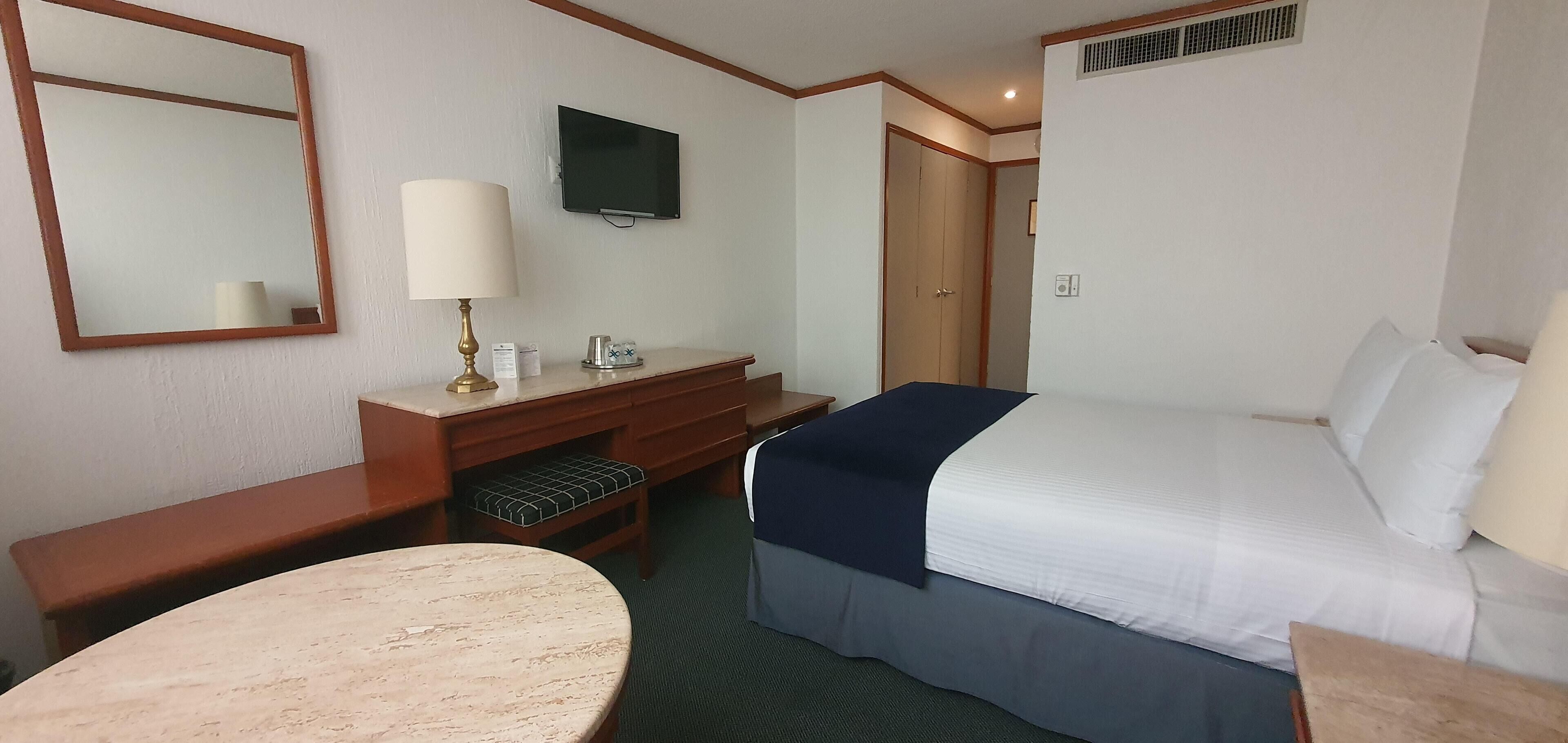 Zimmersafe, Schreibtisch, Verdunkelungsvorhänge, Bügeleisen/B ügelbrett