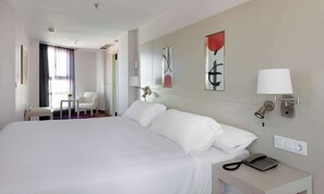 Roupas de cama premium, frigobar, cofres nos quartos, escrivaninha