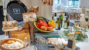 Una mesa con diversos alimentos, entre ellos, un bol de frutas, pasteles y una botella de leche.
