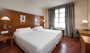 Premium bedding, minibar, in-room safe, desk - NH Valencia Las Artes (Valencia)