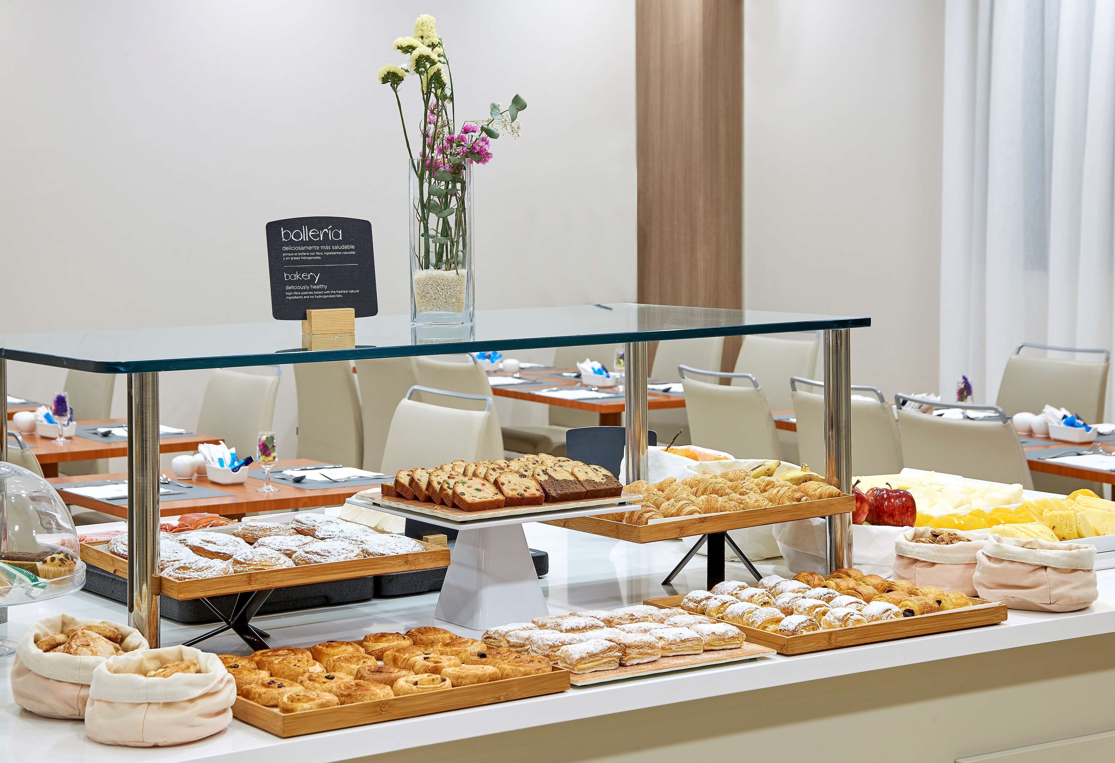 Ein reichhaltiges Buffet mit verschiedenen Gebäcken und Desserts auf Tabletts.