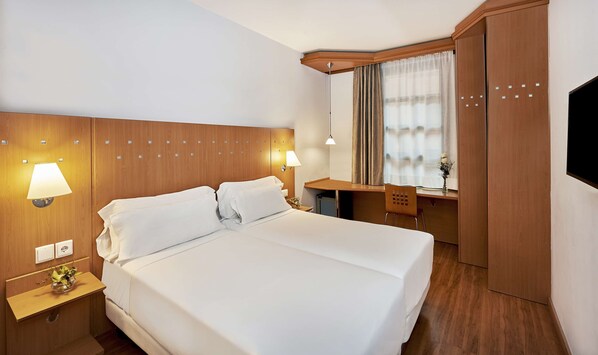 Roupas de cama premium, frigobar, cofres nos quartos, escrivaninha