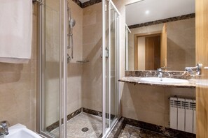 Minibar, caja de seguridad en la habitación y escritorio 