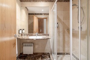 Minibar, in-room safe, desk, blackout drapes - Crisol Leganés (Leganes)