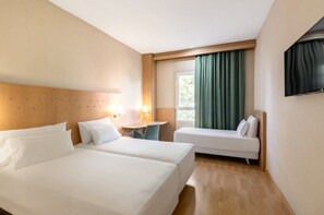 Minibar, in-room safe, desk, blackout drapes - Crisol Leganés (Leganes)
