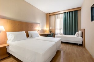 Minibar, caja fuerte, escritorio y cortinas opacas