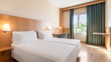 Kamar Double | Minibar, brankas, meja kerja, dan tirai kedap cahaya