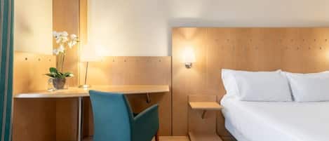 Minibar, Zimmersafe, Schreibtisch, Verdunkelungsvorhänge