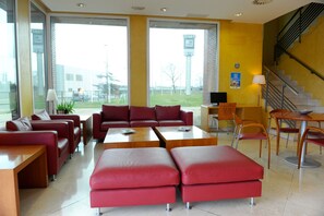 Lobby sitting area - Hotel Puerta Santander (Santander)