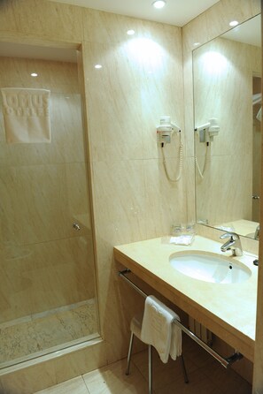Shower, free toiletries, hair dryer, bidet - Hotel Puerta Santander (Santander)