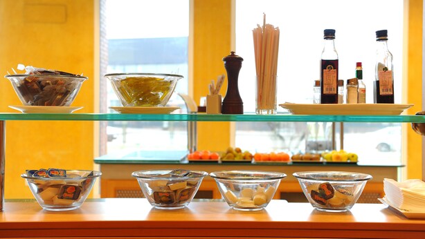 Daily continental breakfast for a fee - Hotel Puerta Santander (Santander)