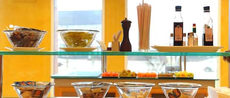 Petit déjeuner continental (6.5 EUR par personne)