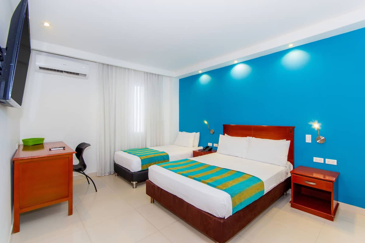 Habitación cuádruple estándar, 2 camas dobles | Ropa de cama hipoalergénica, minibar, caja fuerte y escritorio