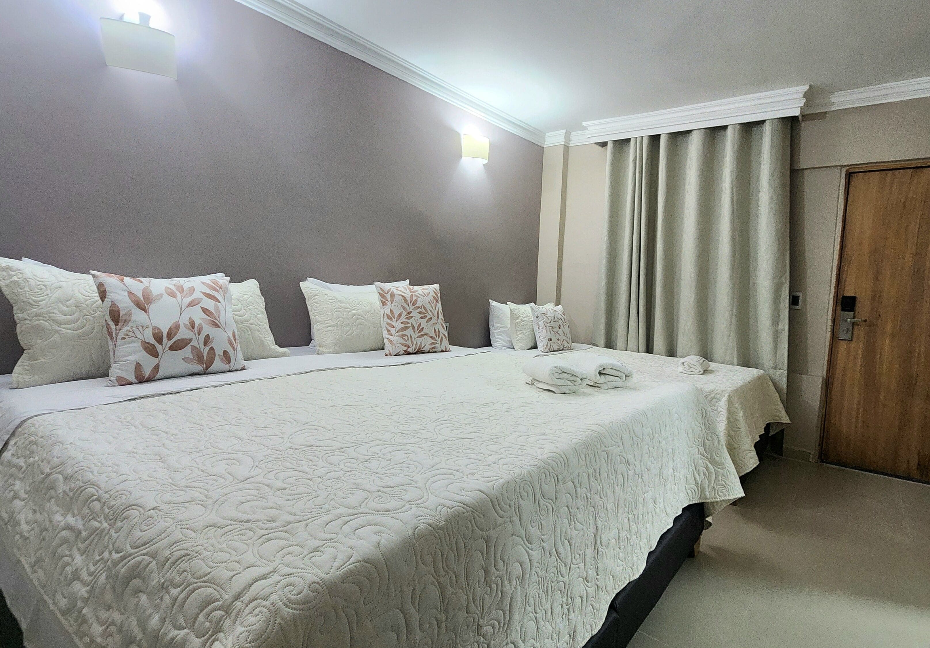 Ropa de cama hipoalergénica y caja de seguridad en la habitación 