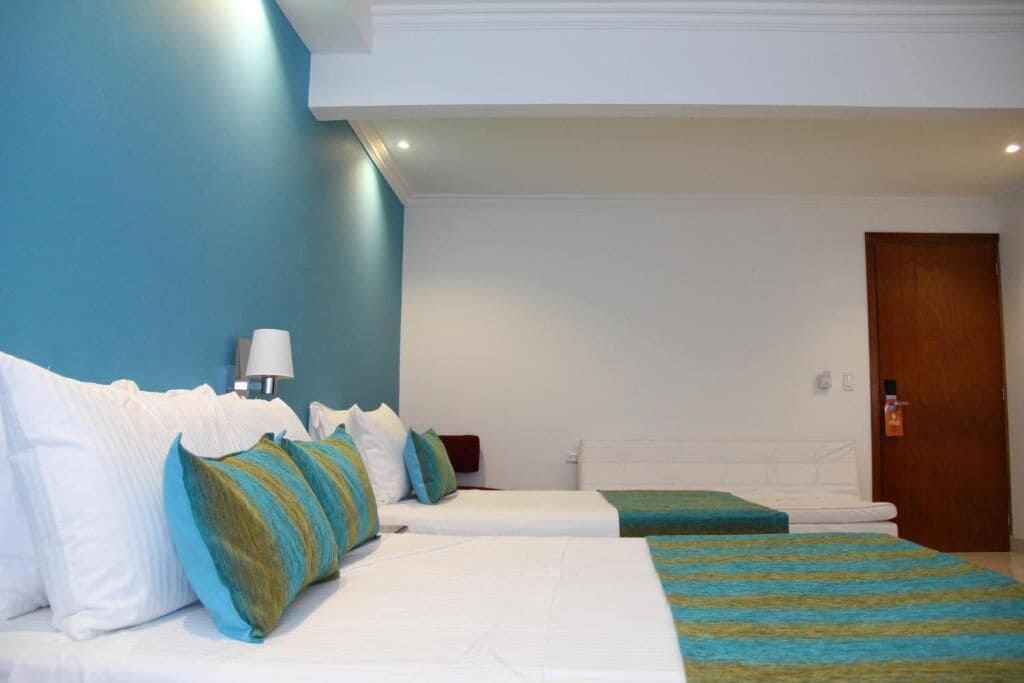 Ropa de cama hipoalergénica, minibar, caja fuerte y escritorio