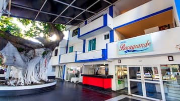 Vista frontal de la propiedad