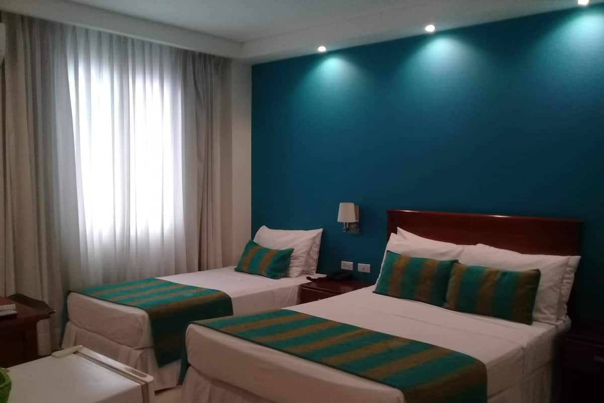 Ropa de cama hipoalergénica, minibar, caja fuerte y escritorio