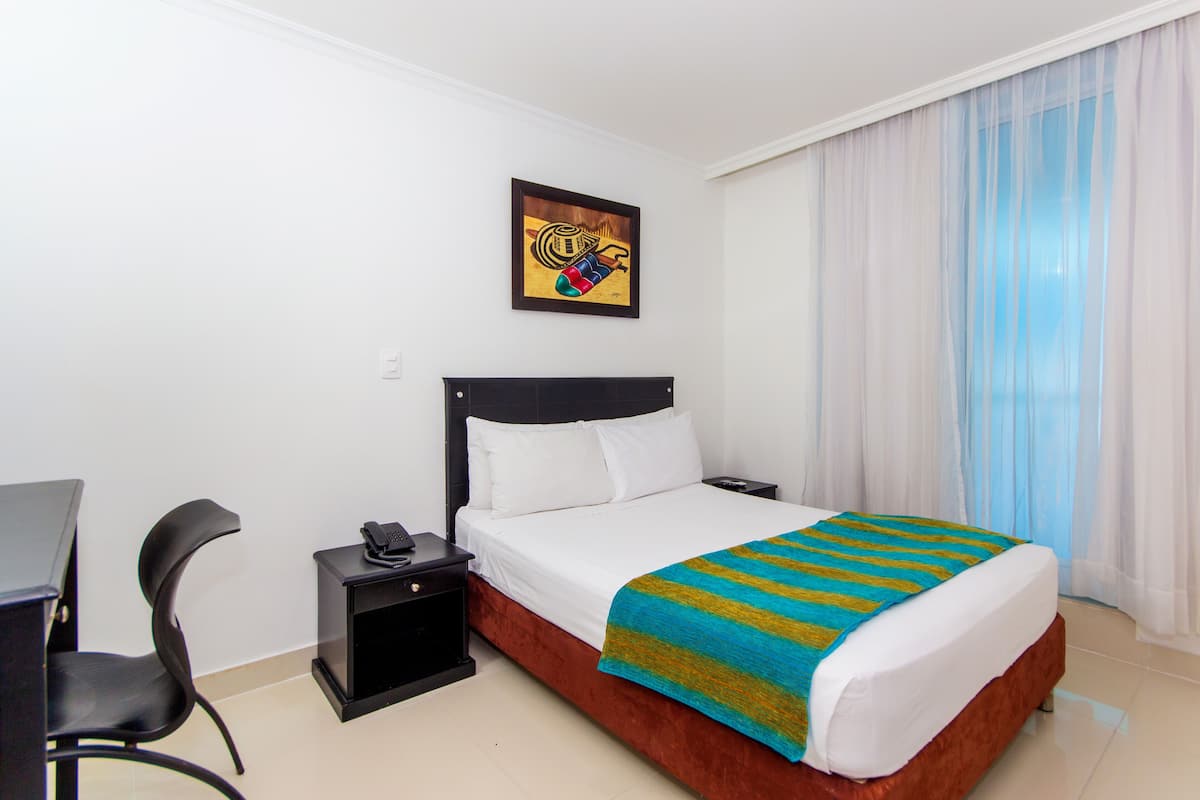 Habitación estándar doble, 1 cama doble | Ropa de cama hipoalergénica, minibar, caja fuerte y escritorio