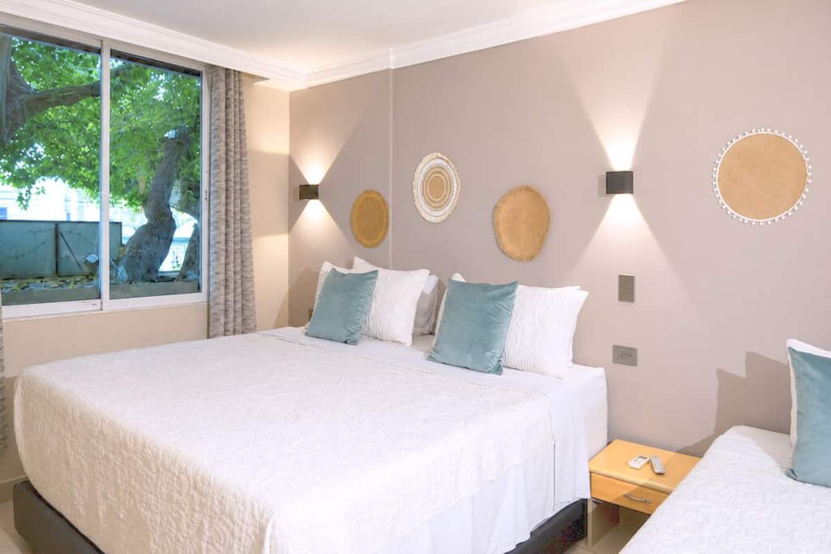 スタンダード トリプルルーム | 低刺激性寝具、セーフティボックス (室内)、デスク、WiFi (無料)