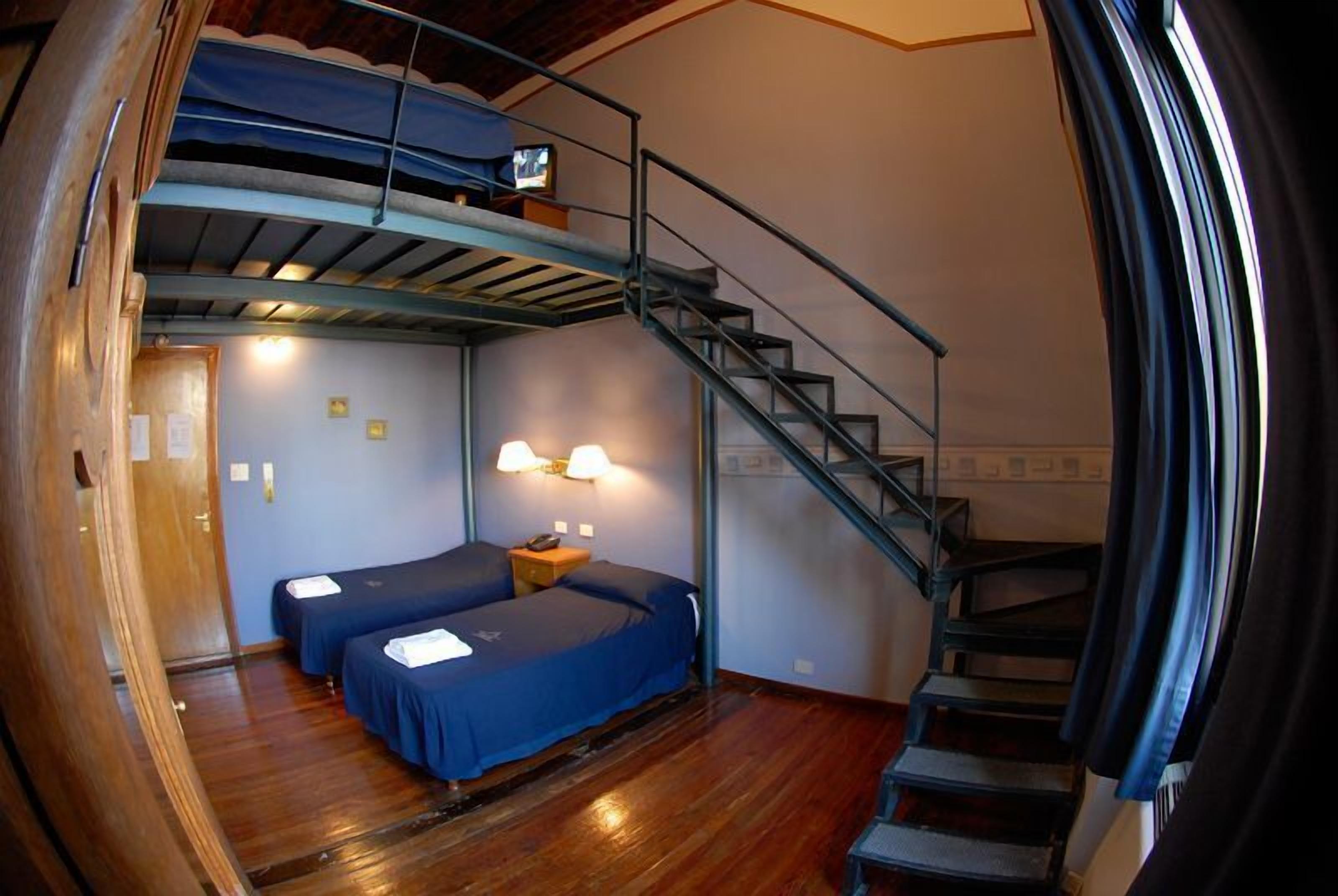 Minibar, brankas, meja kerja, dan Wi-Fi (biaya tambahan)