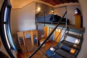 Habitación cuádruple | Minibar, caja fuerte, escritorio y wifi