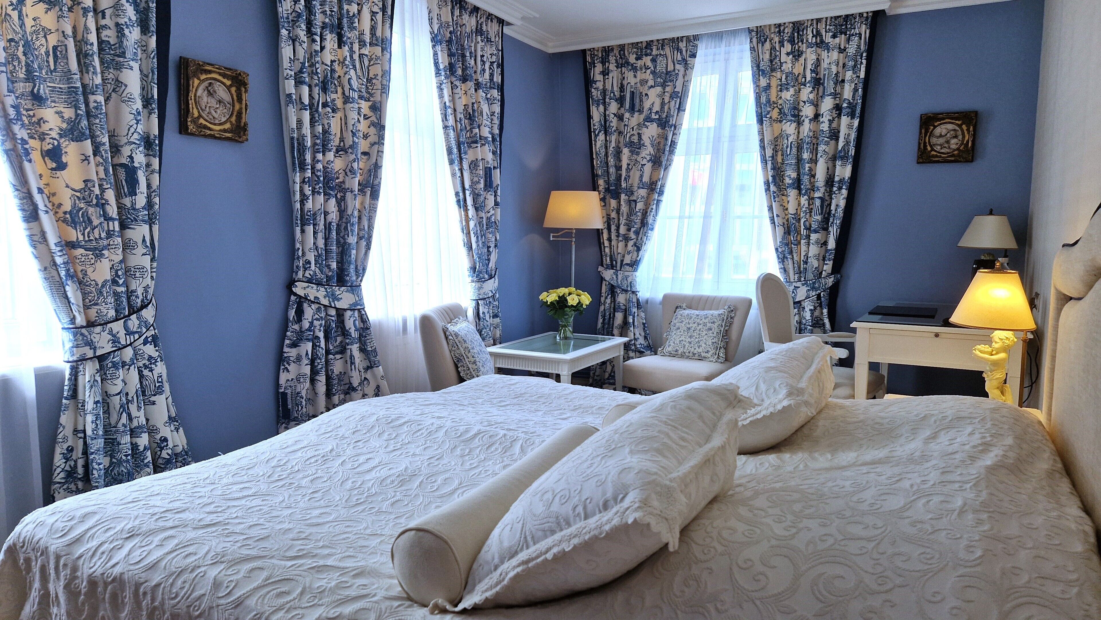 deluxe double room, canal view | 1 bedroom, minibar, in-room safe, individually decorated