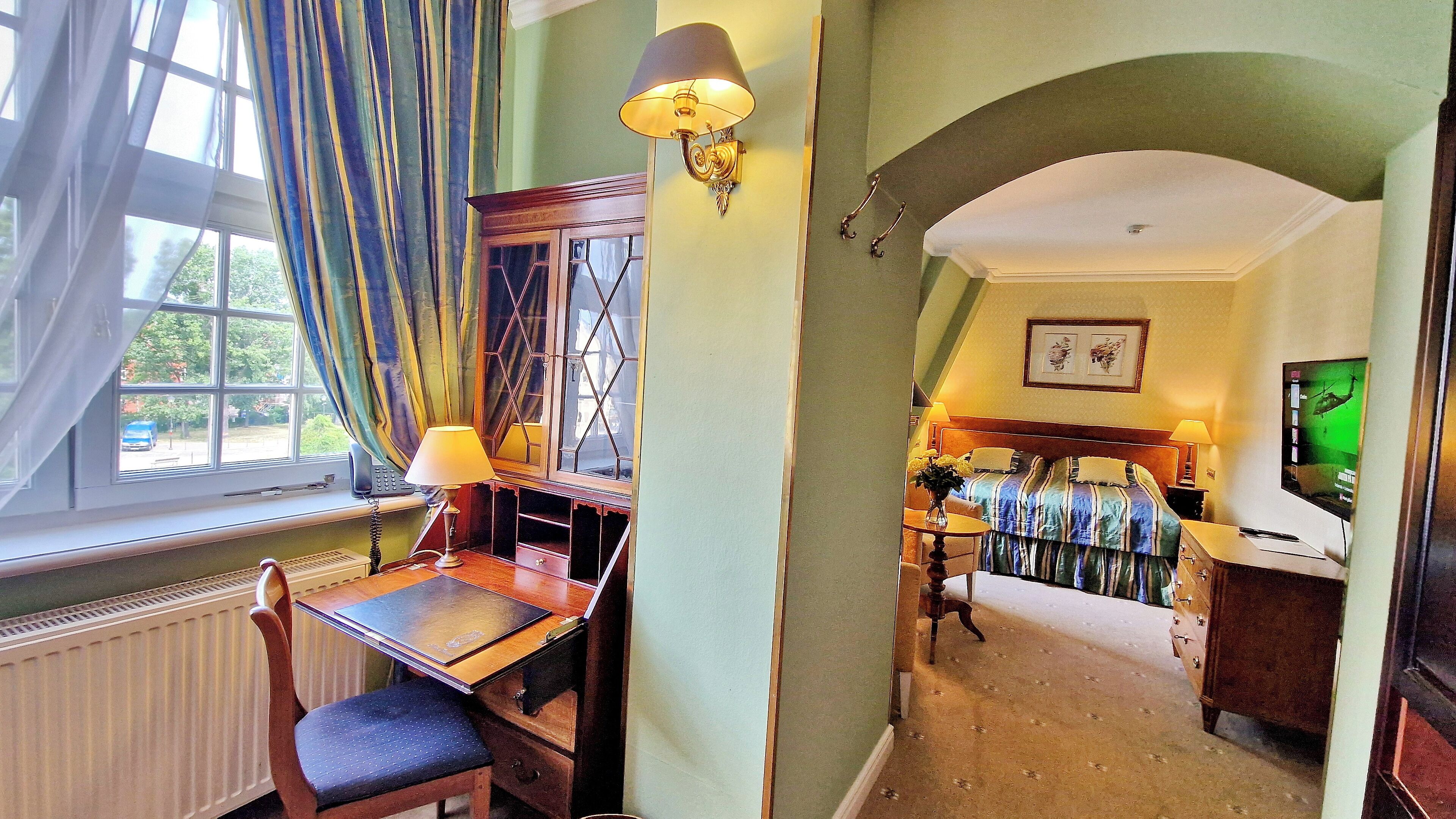 deluxe double room, canal view | 1 bedroom, minibar, in-room safe, individually decorated