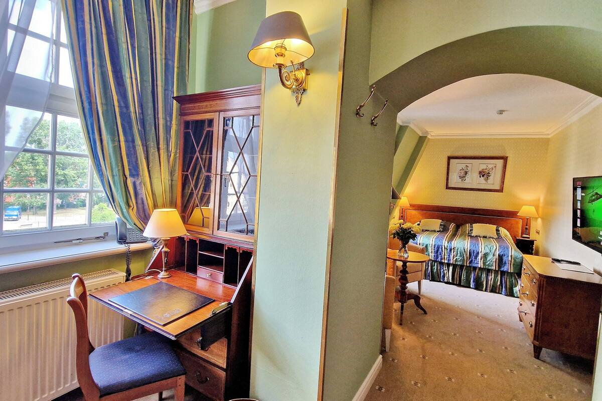 deluxe double room, canal view | 1 bedroom, minibar, in-room safe, individually decorated