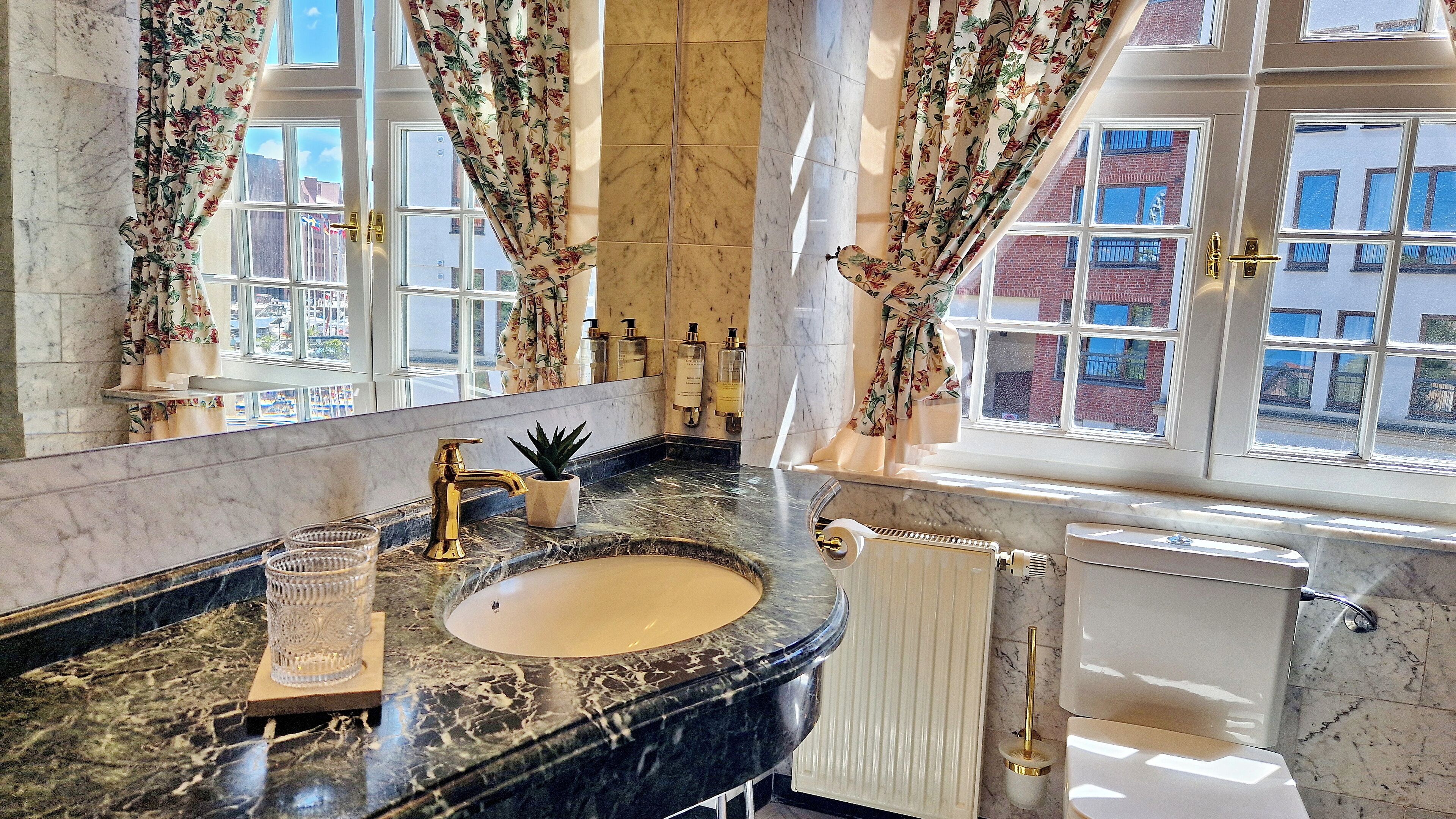 standard double room | bathroom | free toiletries, hair dryer, bathrobes, slippers