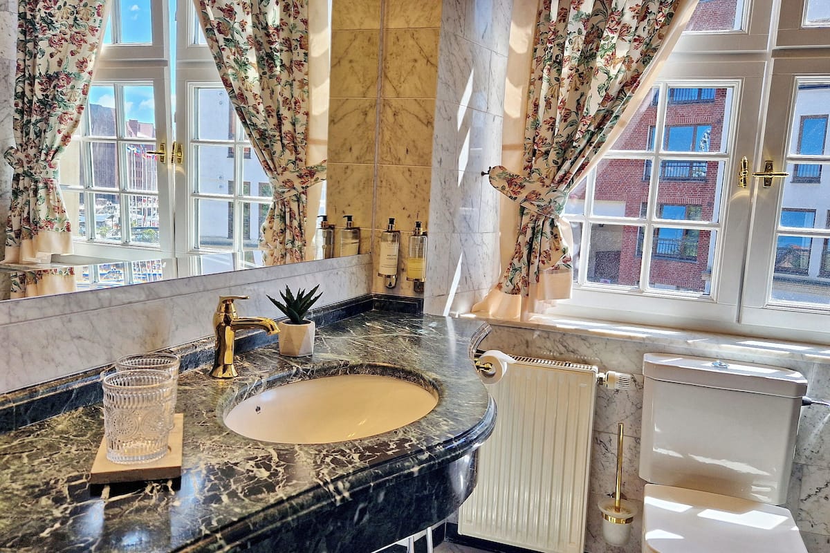 standard double room | bathroom | free toiletries, hair dryer, bathrobes, slippers