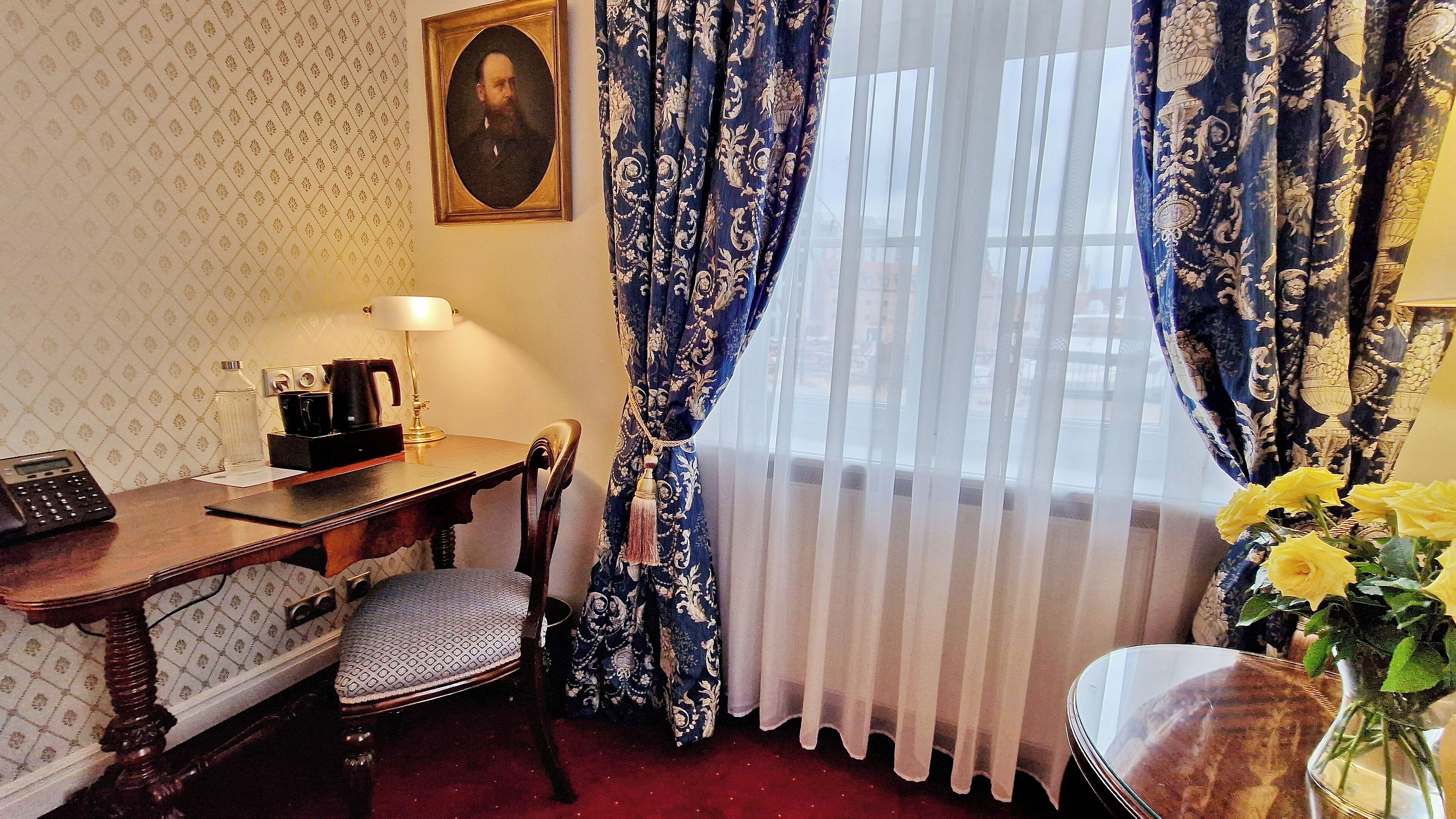 deluxe double room, canal view | 1 bedroom, minibar, in-room safe, individually decorated