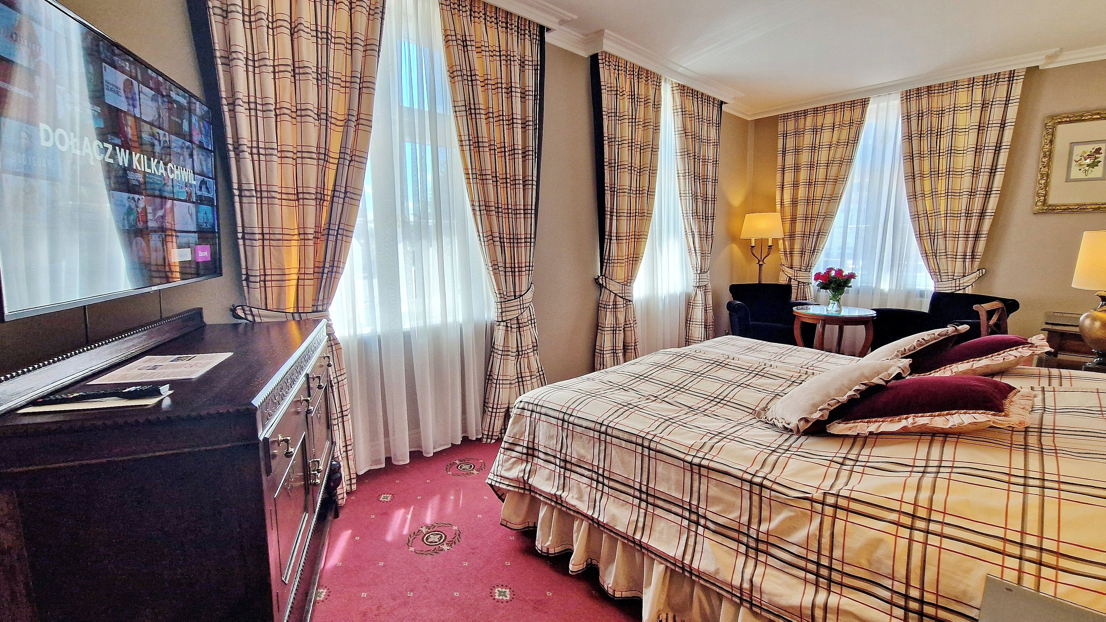 deluxe double room, canal view | 1 bedroom, minibar, in-room safe, individually decorated