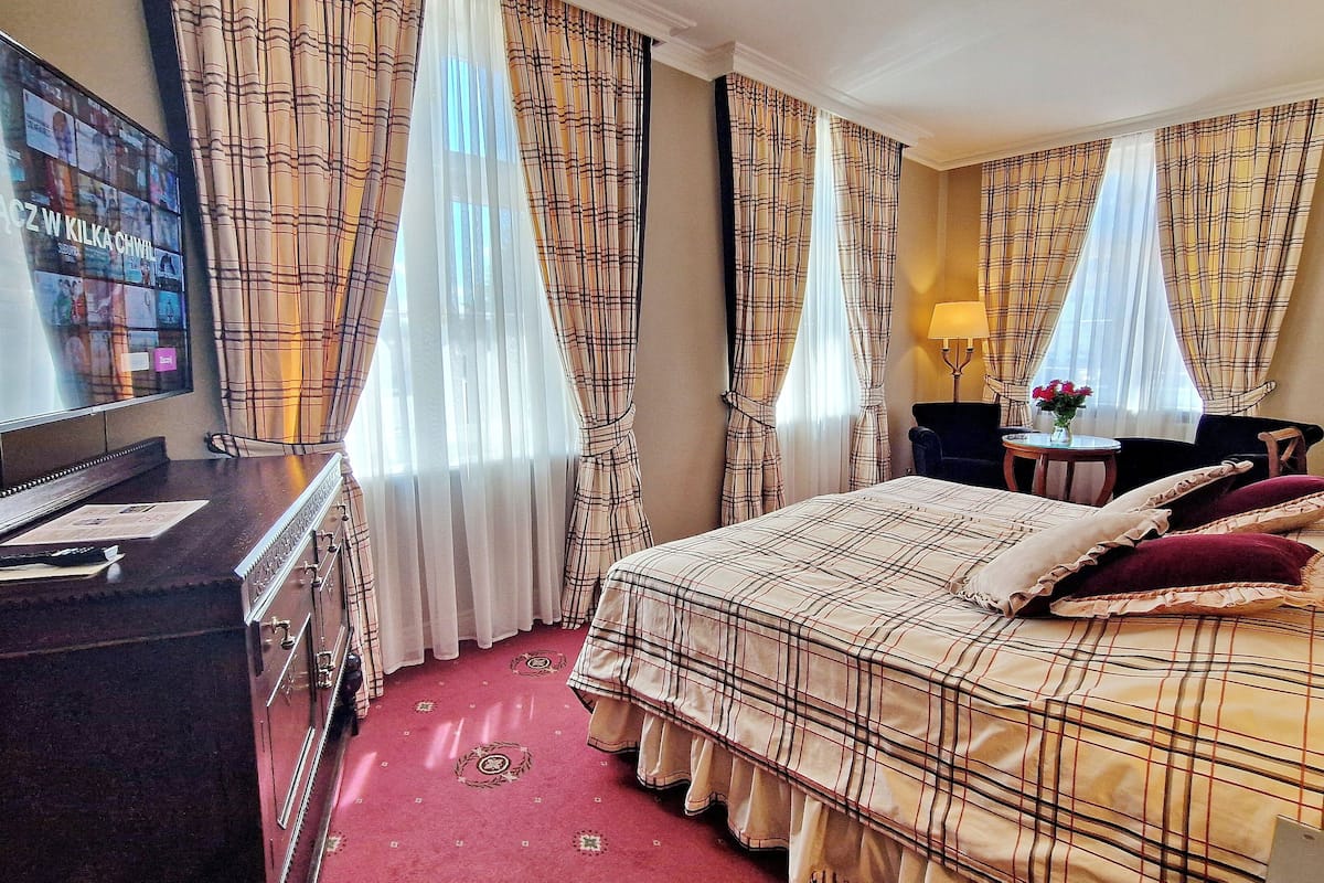 deluxe double room, canal view | 1 bedroom, minibar, in-room safe, individually decorated